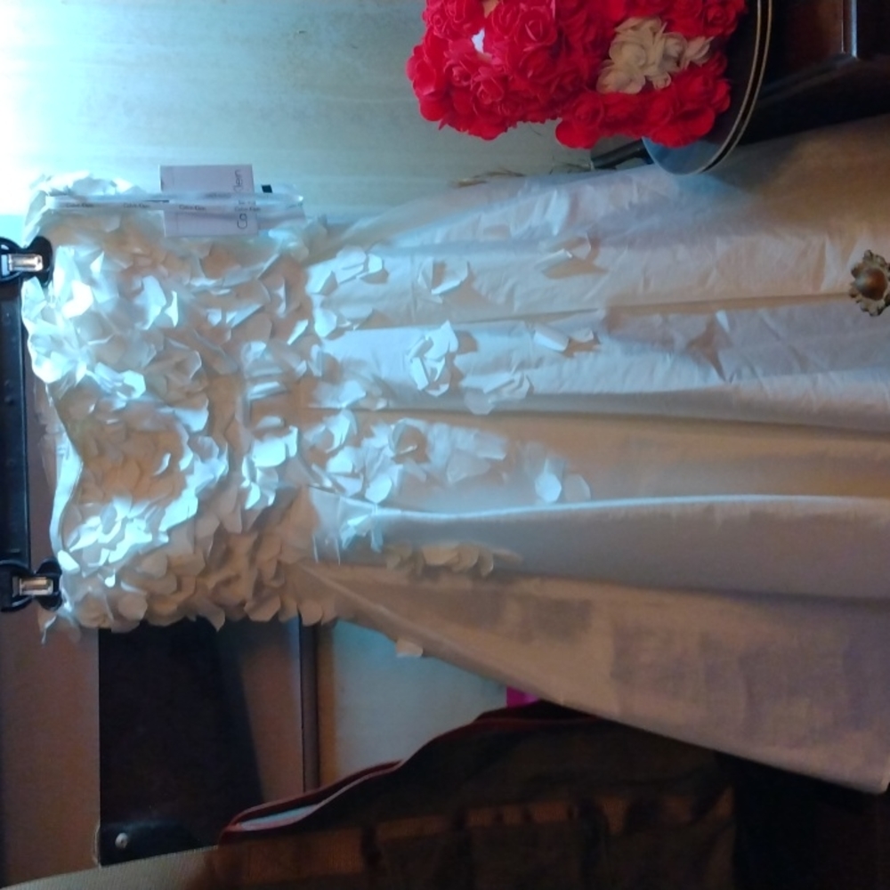 Calvin Klein short white dress.fully lined. Strapless. Built in cups a small